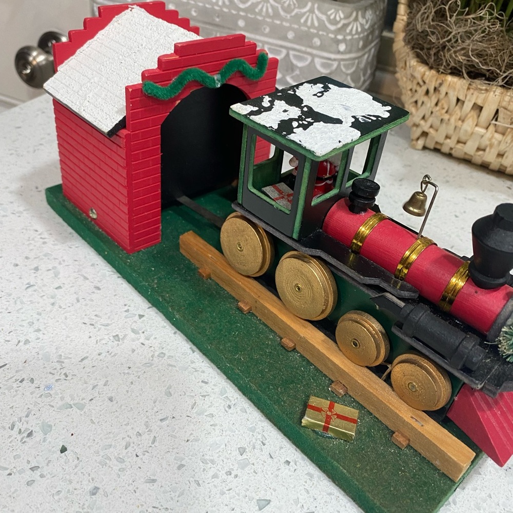 Berkley Design Moveable Music Box Christmas Train "Santa Claus is coming to Town